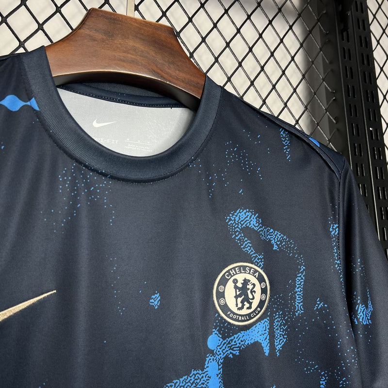 Camisa Chelsea Pré Jogo 24/25 - Versão Torcedor - Azul